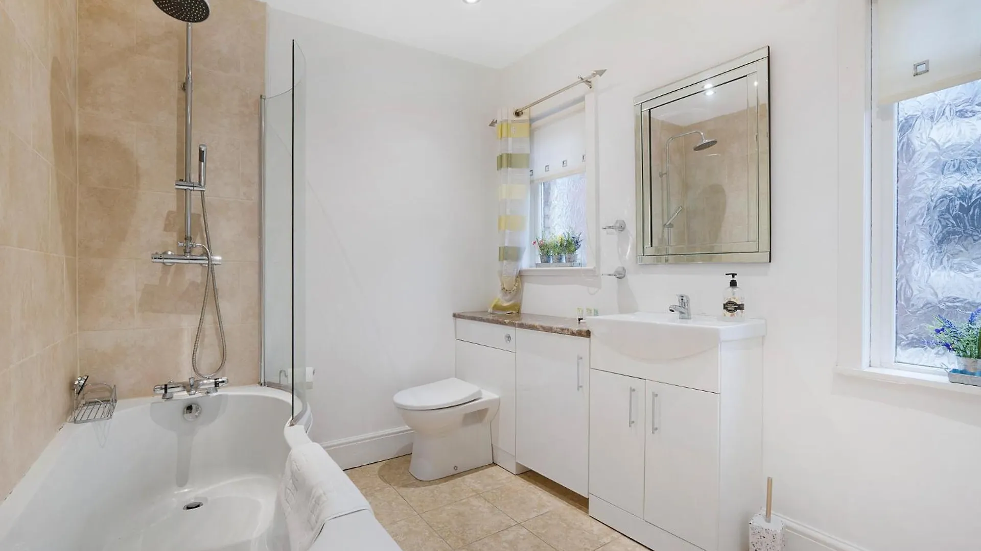 Unique! 5Br In Queen Street ريدكار